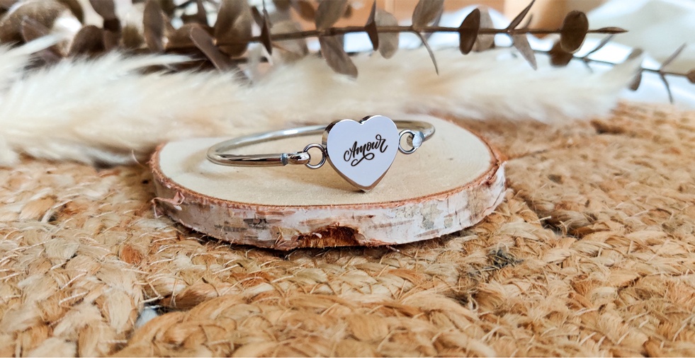 Bracelet jonc personnalisé : un bijou rempli d'amour 