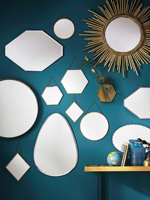 plusieurs miroir anciens en métal accroches au mur tendance décoration 2021